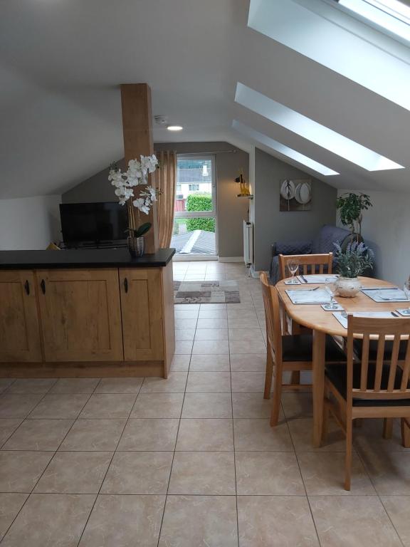 ein Esszimmer und ein Wohnzimmer mit einem Tisch in der Unterkunft Forest View Impeccable two bedroom house in Rostrevor