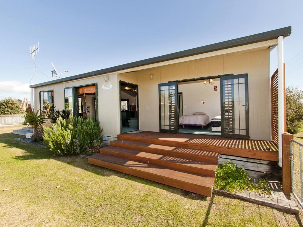 Κήπος έξω από το Korolevu Beach House - Whangamata Holiday Home