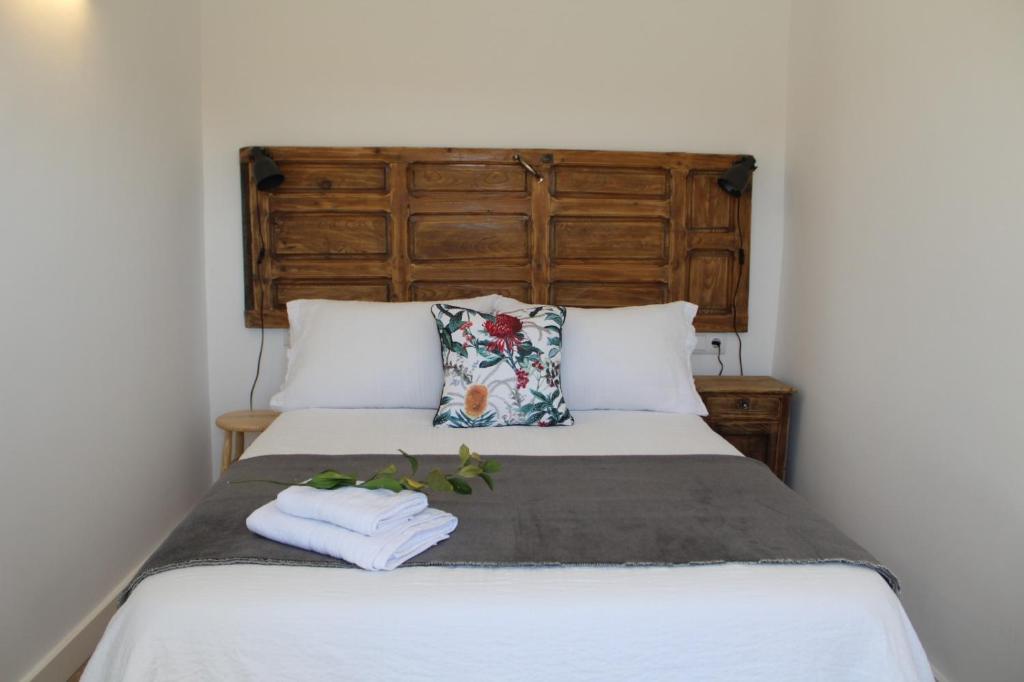 CASA SIETE LAGOS في Sinlabajos: غرفة نوم عليها سرير وفوط