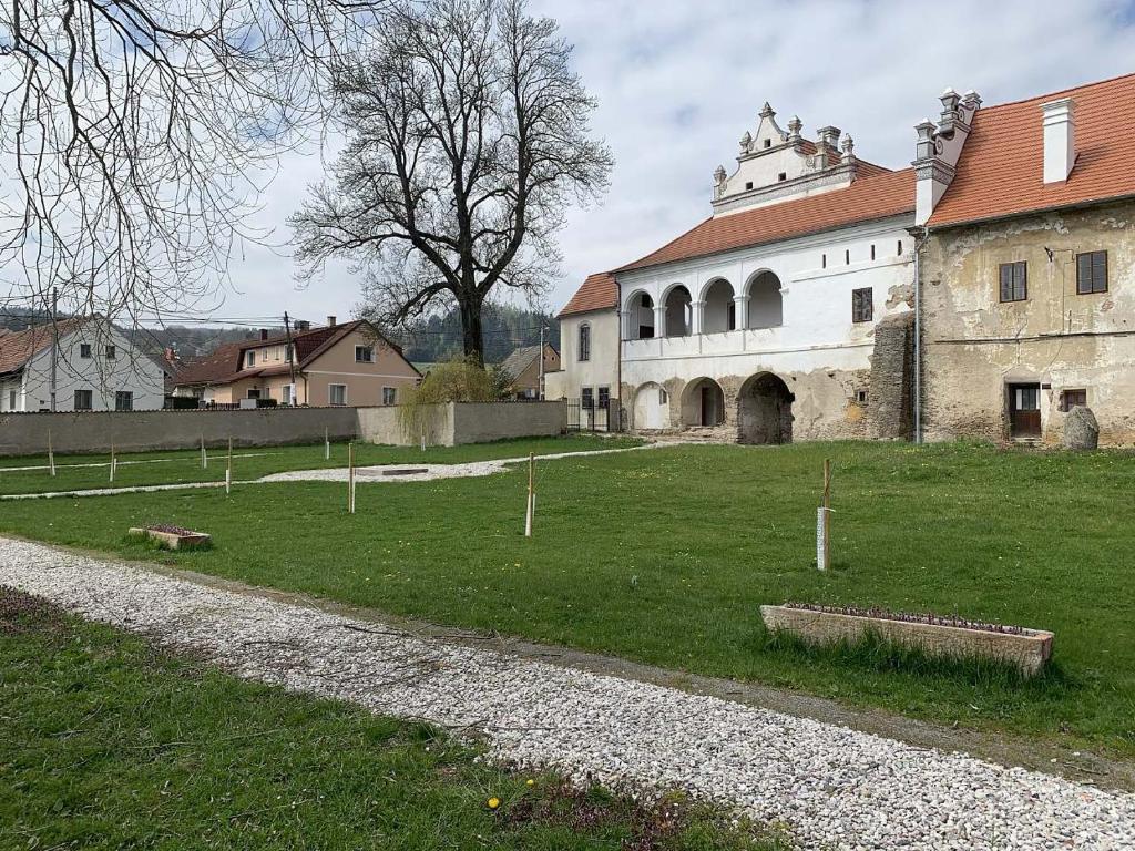 Zahrada ubytování Zámek Mokrosuky