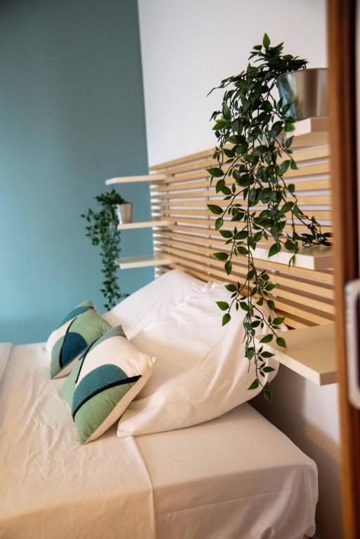 - une chambre avec un lit et une plante dans l'établissement LE PETIT AVIGNONNAIS - TOGETHER - INTRAMUROS - CENTER, à Avignon