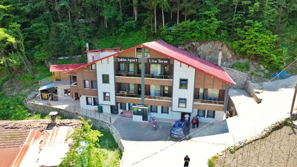 uma vista superior de um edifício sobre uma montanha em Liva Teras uzungöl em Uzungol