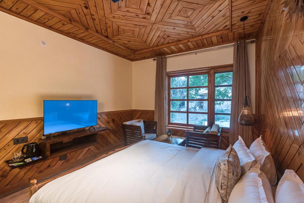 TV a/nebo společenská místnost v ubytování SaffronStays Monarch Manor, Manali - regal mansion