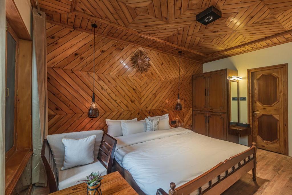 Postel nebo postele na pokoji v ubytování SaffronStays Monarch Manor, Manali - regal mansion