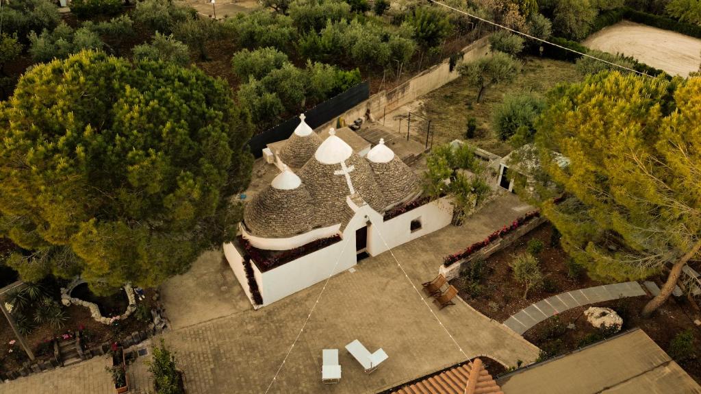 una vista aérea de una iglesia con techo en Trullo Bianco, en Putignano