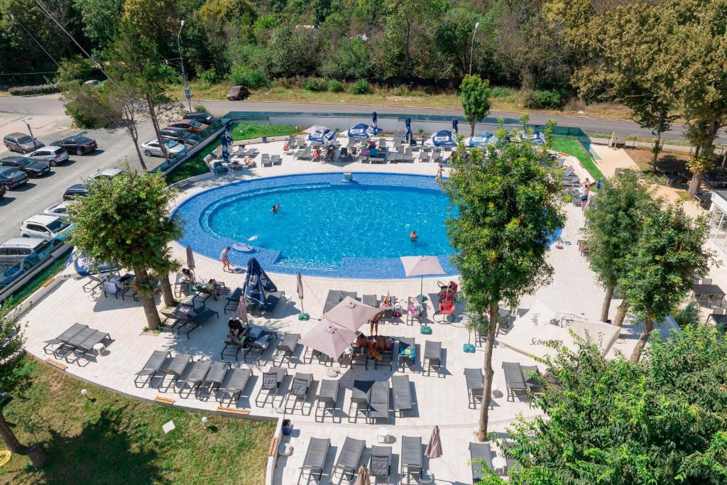 Bazén v ubytování Hotel Apollo nebo v jeho okolí