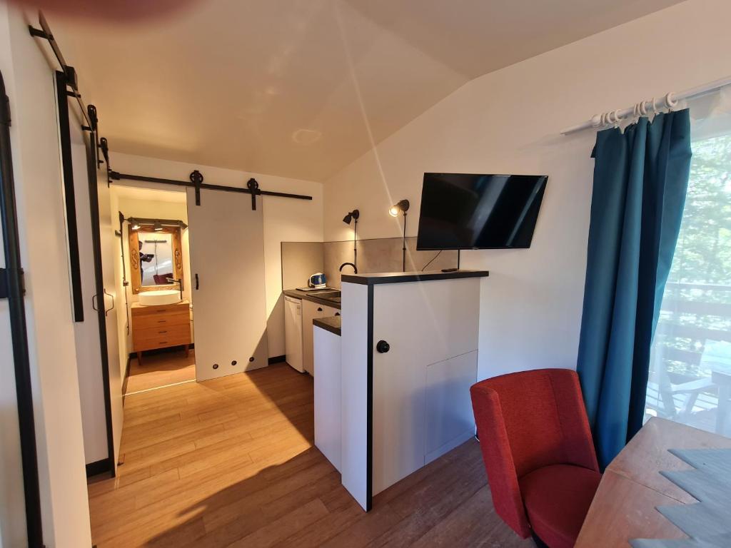 Kleines Apartment mit einer Küche und einem Wohnzimmer. in der Unterkunft Siedlisko Bartek in Sulęczyno