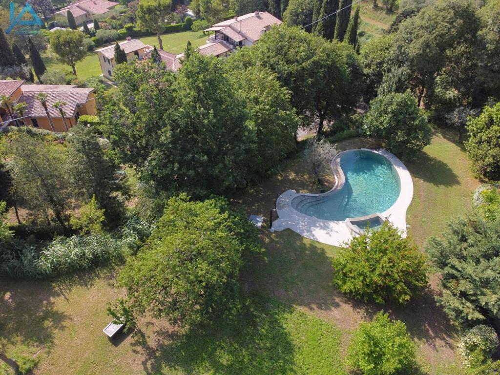 バルドリーノにあるCasa dei Saliciの庭のスイミングプールの景色
