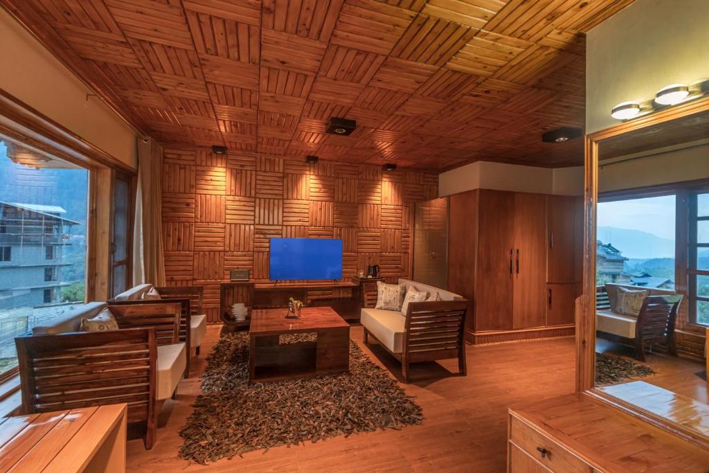 TV a/nebo společenská místnost v ubytování SaffronStays Monarch Manor, Manali - regal mansion