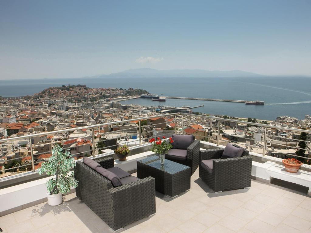 d'un balcon avec des canapés et une vue sur la ville. dans l'établissement Blue View Maisonette, à Kavala