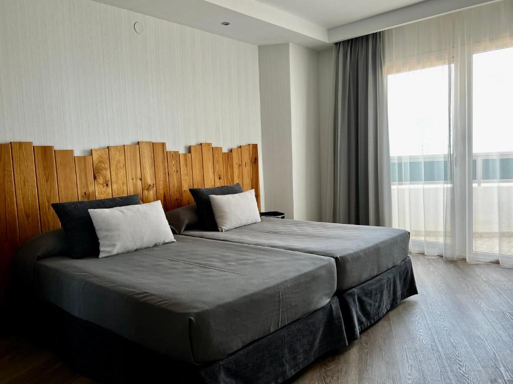 Postel nebo postele na pokoji v ubytování Hotel Hey Peñíscola