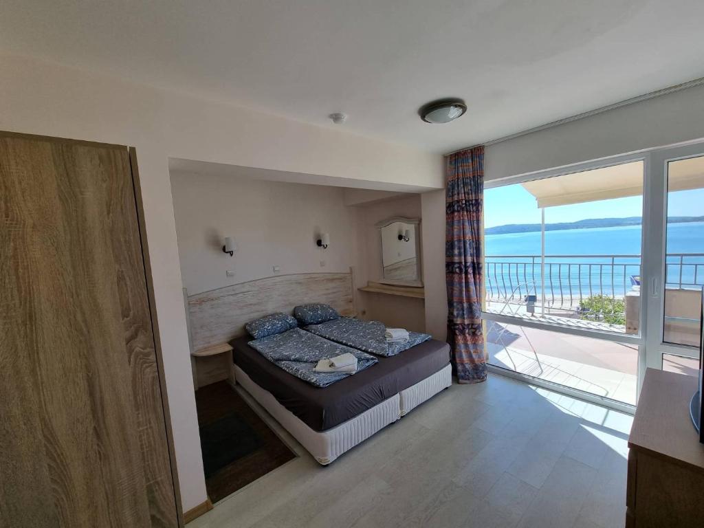 Great Sea View 2-BD Bright Apаrtment with Free Parking