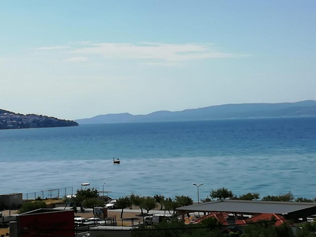 Blick auf einen großen Wasserkörper in der Unterkunft Bugenvilija in Duće