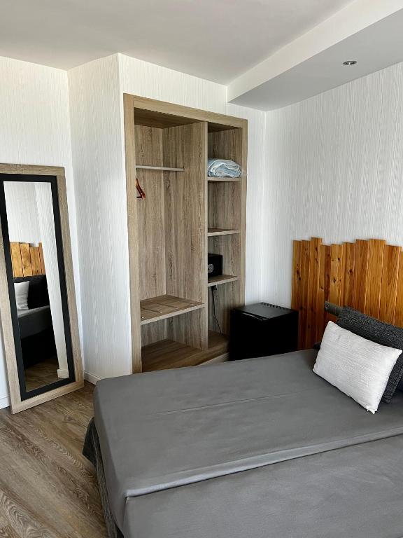 Postel nebo postele na pokoji v ubytování Hotel Hey Peñíscola