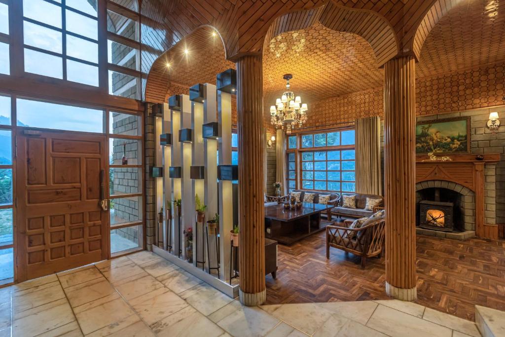 Posezení v ubytování SaffronStays Monarch Manor, Manali - regal mansion
