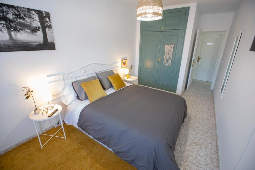 een slaapkamer met een bed, een tafel en een deur bij Ebro Alojamiento VUT 47-314 in Arroyo de la Encomienda