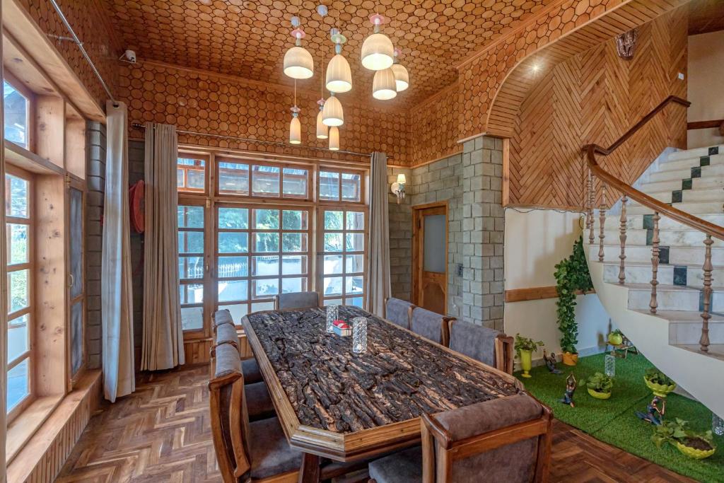 Fotografie z fotogalerie ubytování SaffronStays Monarch Manor, Manali - regal mansion v destinaci Manāli