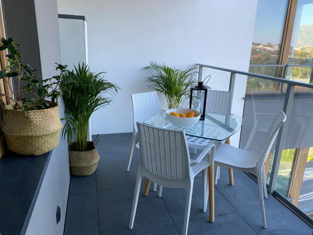 Balkón nebo terasa v ubytování Trendy Modern Tower Apartment with Private Parking Space