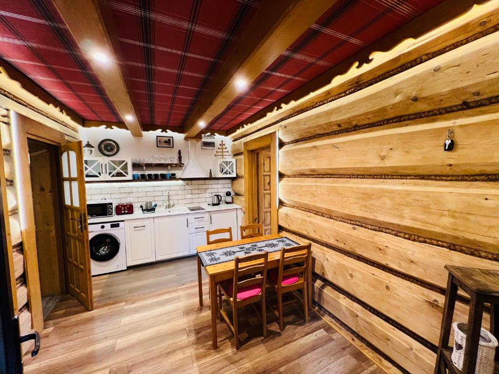 Kuchyňa alebo kuchynka v ubytovaní Willa Mrzonka Guesthouse