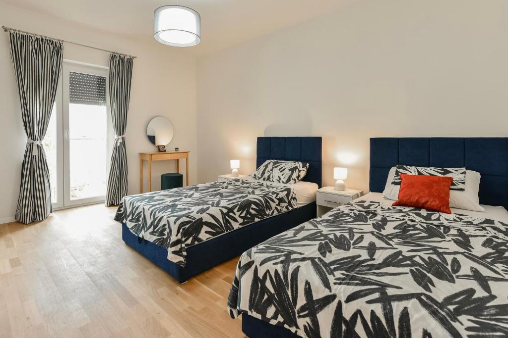 Posteľ alebo postele v izbe v ubytovaní NEW LUXURY 3 Bedroom 4 Air Conditioners