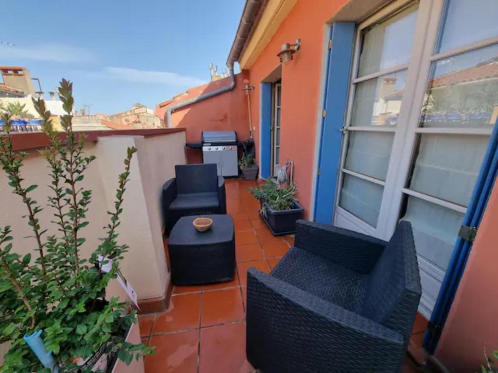eine Terrasse mit 2 Stühlen und einem Tisch in der Unterkunft I Love Perpignan Duplex Terrasse in Perpignan