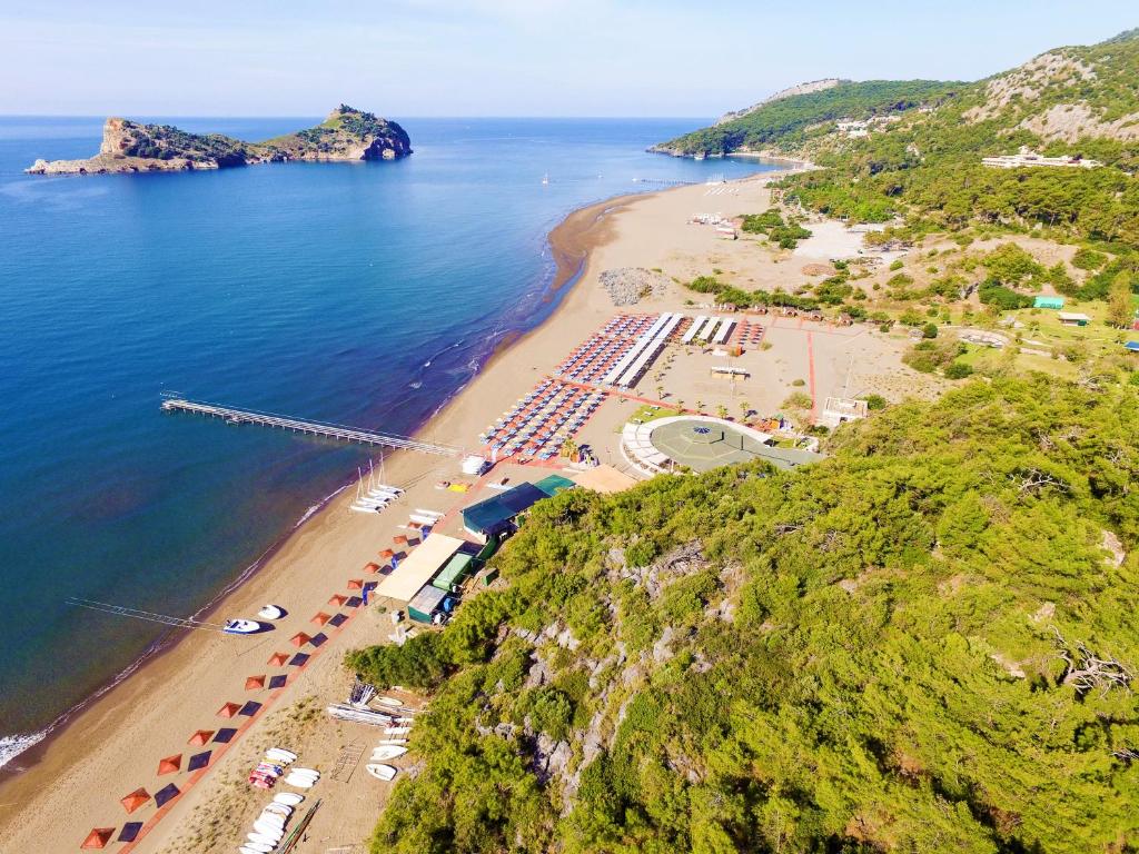 uma vista aérea de uma praia e do oceano em TUI BLUE Sarigerme Park em Dalaman