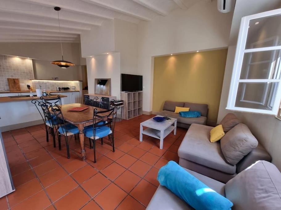 ein Wohnzimmer mit einem Sofa und einem Tisch in der Unterkunft I Love Perpignan Duplex Terrasse in Perpignan