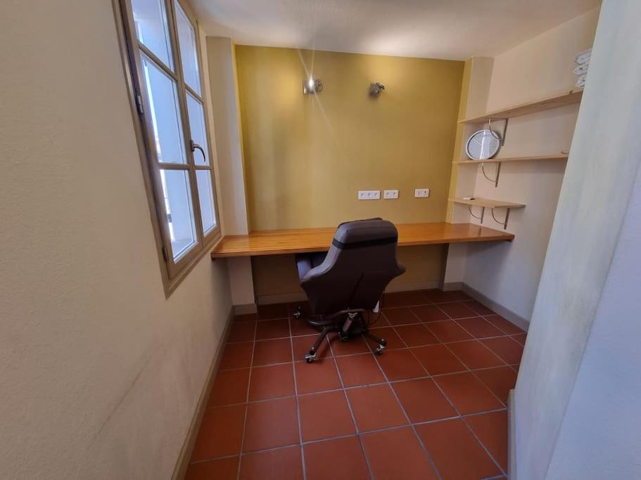 a office with a desk and a chair in a room at I Love Perpignan Duplex Terrasse in Perpignan
