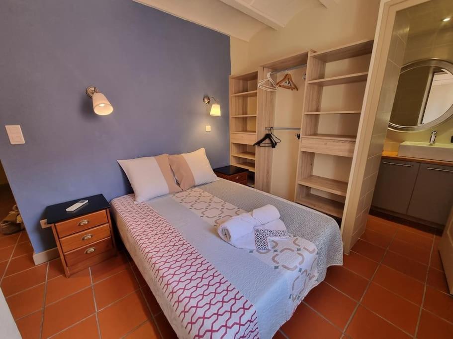 ein kleines Schlafzimmer mit einem Bett und einem Waschbecken in der Unterkunft I Love Perpignan Duplex Terrasse in Perpignan