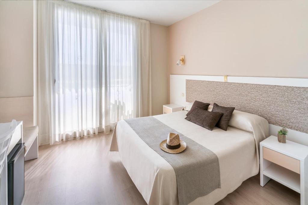 A bed or beds in a room at Hotel Indalo Park