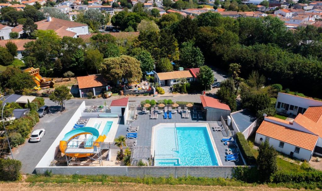 una vista aérea de una casa con piscina en Camping 4 étoiles Au Petit Port de L'Houmeau - La Rochelle en LʼHoumeau