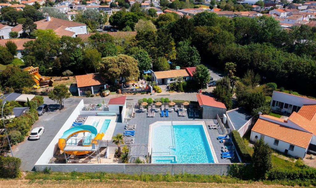 an aerial view of a house with a swimming pool at Camping Paradis 4 étoiles Au Port de L'Houmeau - La Rochelle in LʼHoumeau