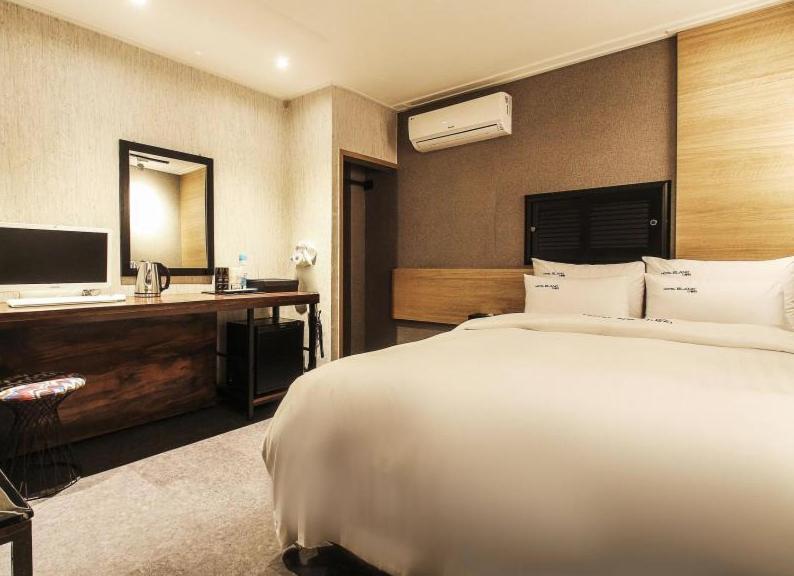 A bed or beds in a room at Gangnam Blanc