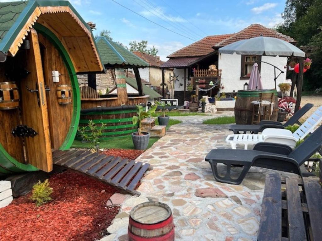 einen Hinterhof mit einem Pavillon und Stühlen sowie einer Terrasse in der Unterkunft VILA MILICA & SPA ALEKSANDRA in Dimitrovgrad