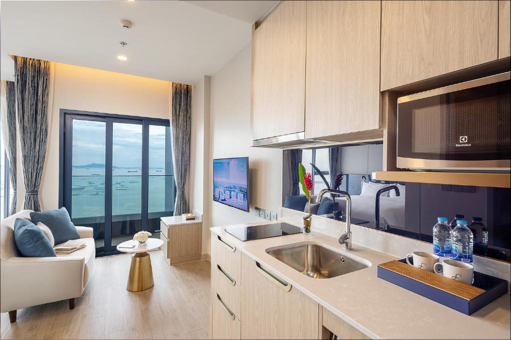 TV a/nebo společenská místnost v ubytování S Sriracha Hotel & Residence