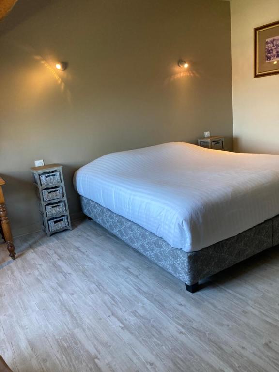 Postel nebo postele na pokoji v ubytování Hostellerie du Vieux Moulin