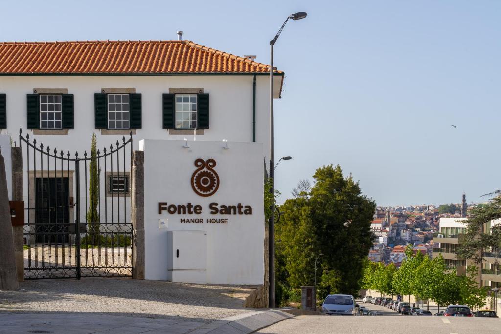 Um edifício com um cartaz que lê as antigas notas musicais de Santa Monica em FONTE SANTA Manor House em Vila Nova de Gaia