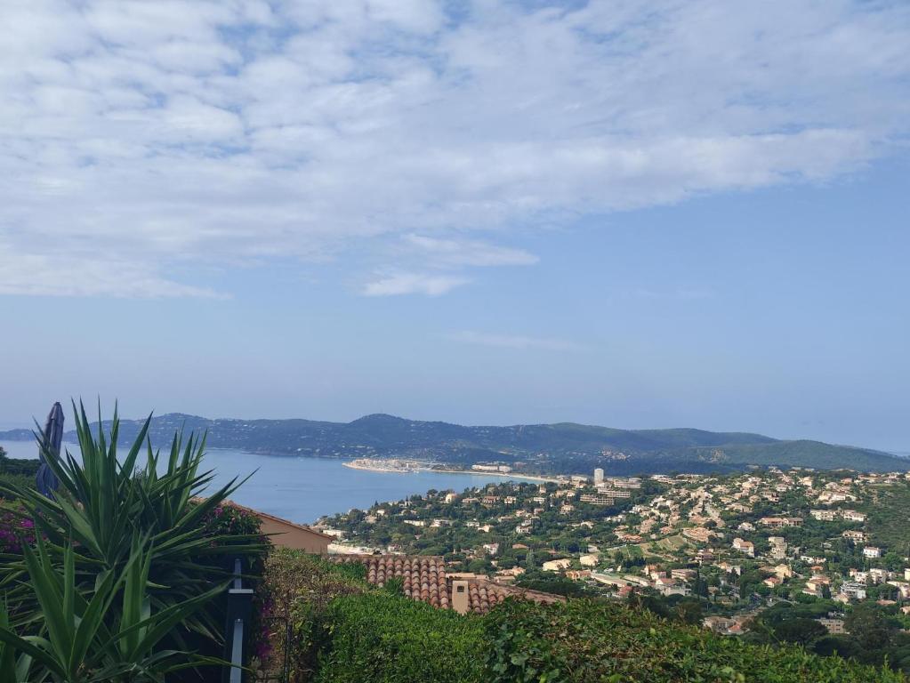 une vue d'une ville et d'un plan d'eau dans l'établissement Vue panoramique exceptionnelle, au Lavandou