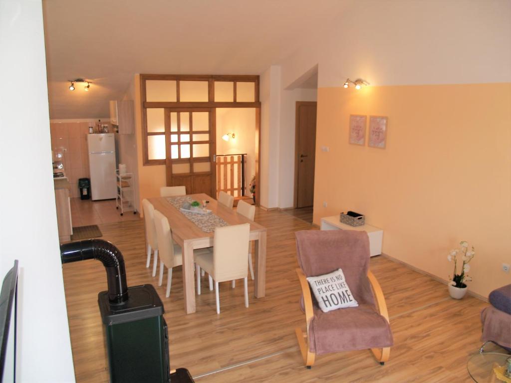 Η κουζίνα ή μικρή κουζίνα στο Lory a three bedroom apartment with a BBQ