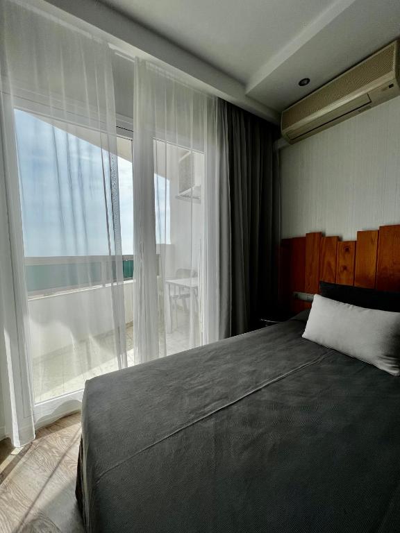 Postel nebo postele na pokoji v ubytování Hotel Hey Peñíscola