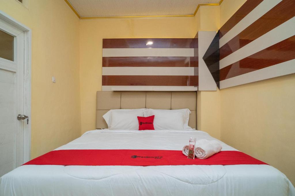 RedDoorz Plus Syariah near Pasar Turi - Suite