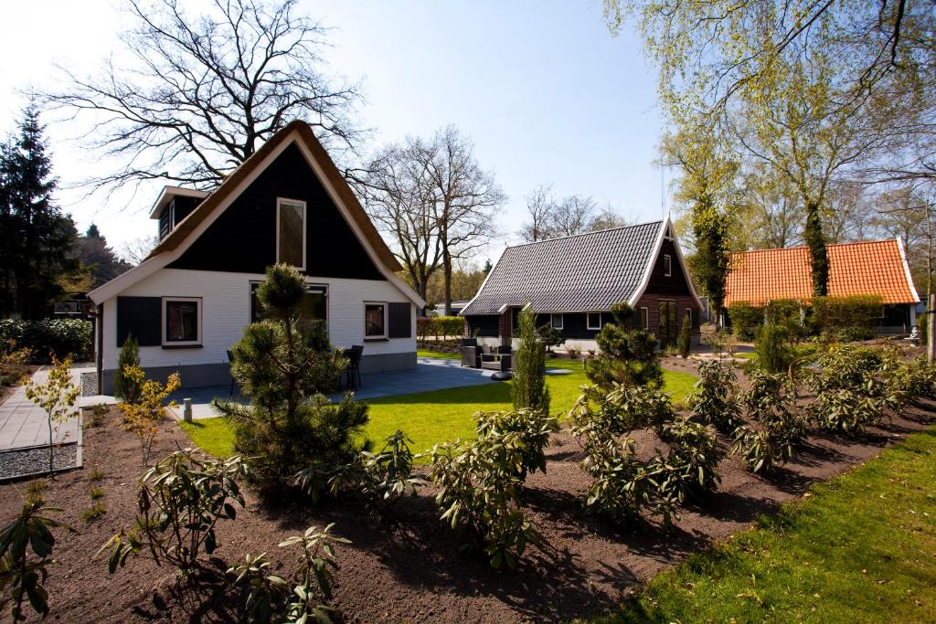 una casa con un jardín delante de ella en EuroParcs De Hooge Veluwe, en Arnhem