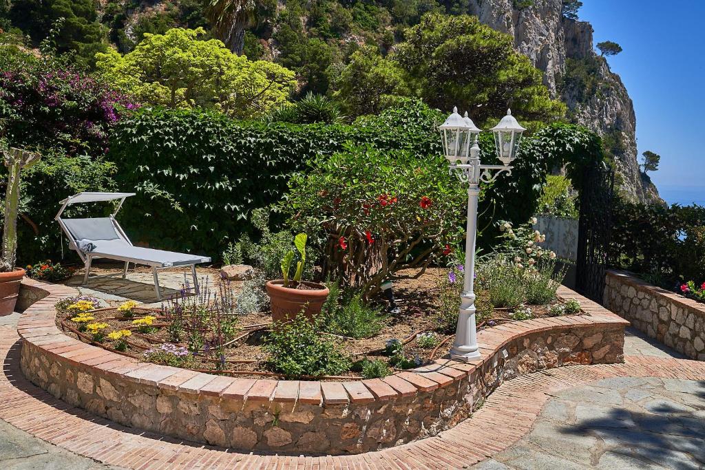 Un jardín fuera de To Be Capri Sea view Rooms