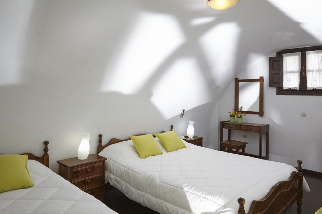Łóżko lub łóżka w pokoju w obiekcie Anna Traditional Apartments