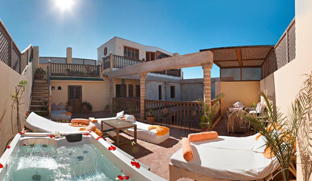 a patio with a jacuzzi tub in a yard at Riad Chbanate in Essaouira