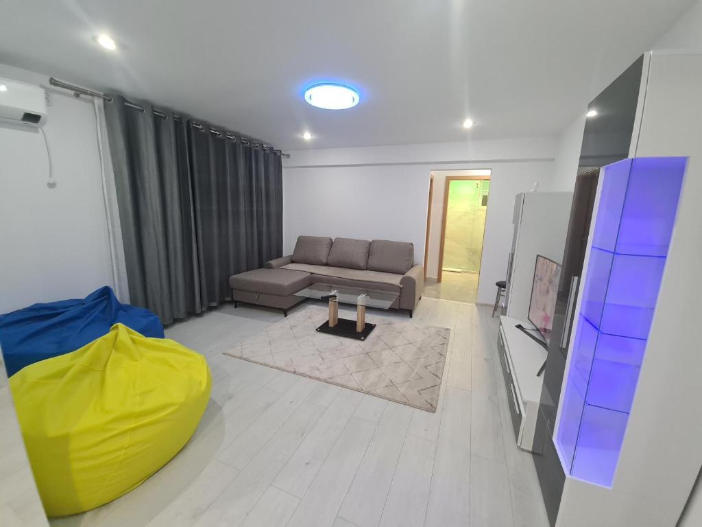 a living room with a couch and a yellow object at Apartament Ultra Central 3 in Hunedoara