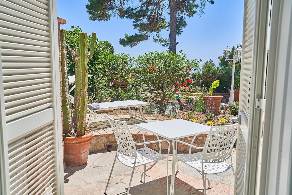 Un jardín fuera de To Be Capri Sea view Rooms