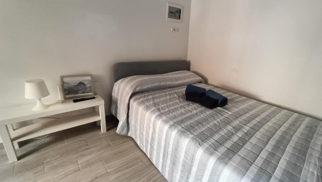 een slaapkamer met een bed met een blauwe tas erop bij Casetta Tipica in Borgo, indipendente, ristrutturata in LʼAquila