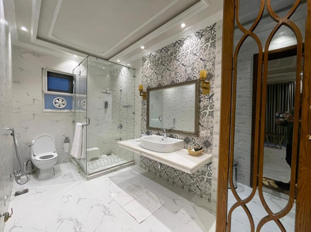 Bathroom sa Arish Luxury Suites