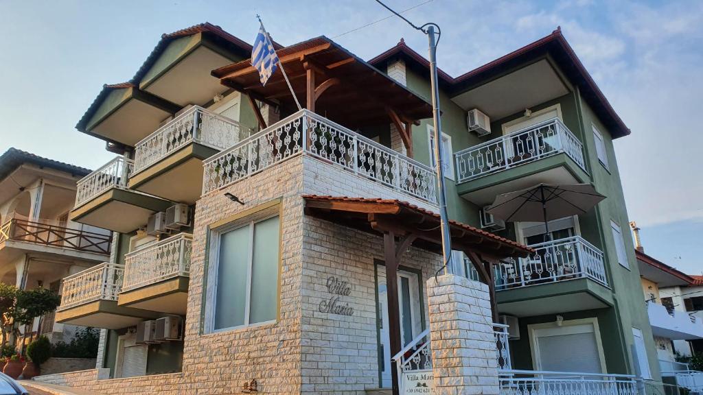 a building with an american flag on top of it at Villa Maria in Sarti